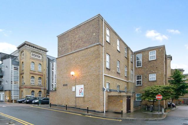  Image of 2 Bedroom Flat to rent at The Courtyard  Haydon Way, SW11 1YF