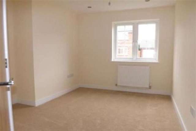  Image of 2 Bedroom Flat to rent at Fareham, PO14 4FX