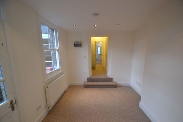  Image of 1 Bedroom Flat to rent at The Vale  London, W3 7RR