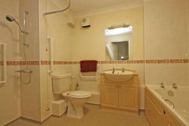  Image of 1 Bedroom Retirement Property for sale at Byfleet Surrey Byfleet, KT14 7HJ