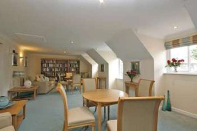  Image of 1 Bedroom Retirement Property for sale at Byfleet Surrey Byfleet, KT14 7HJ