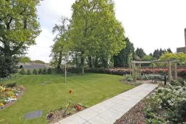  Image of 1 Bedroom Retirement Property for sale at Byfleet Surrey Byfleet, KT14 7HJ