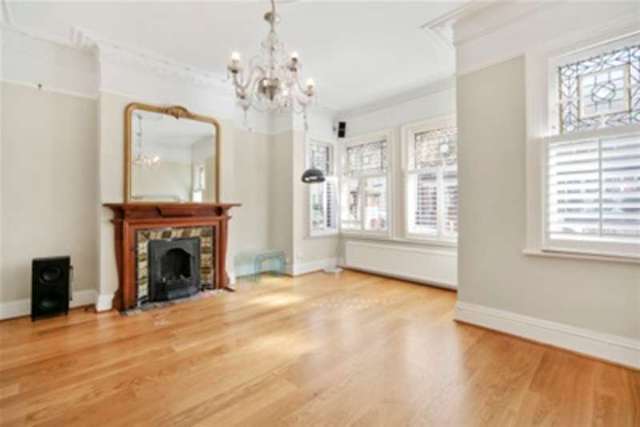  Image of 4 Bedroom Detached to rent at London, W4 2HN
