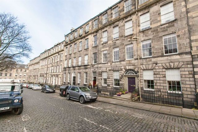  Image of 3 Bedroom Flat to rent at Broughton Edinburgh Edinburgh, EH1 3PA
