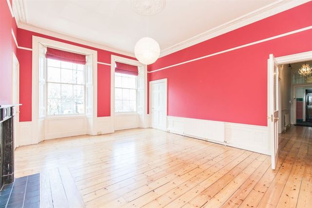  Image of 3 Bedroom Flat to rent at Broughton Edinburgh Edinburgh, EH1 3PA