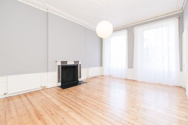  Image of 3 Bedroom Flat to rent at Broughton Edinburgh Edinburgh, EH1 3PA