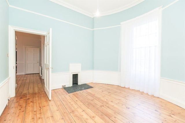  Image of 3 Bedroom Flat to rent at Broughton Edinburgh Edinburgh, EH1 3PA
