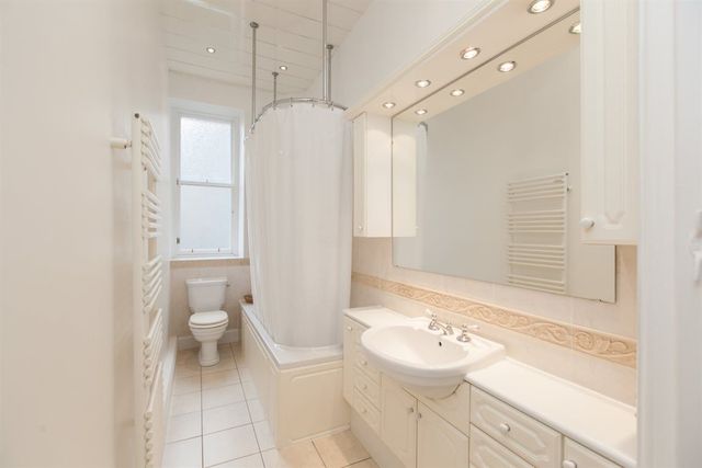  Image of 3 Bedroom Flat to rent at Broughton Edinburgh Edinburgh, EH1 3PA