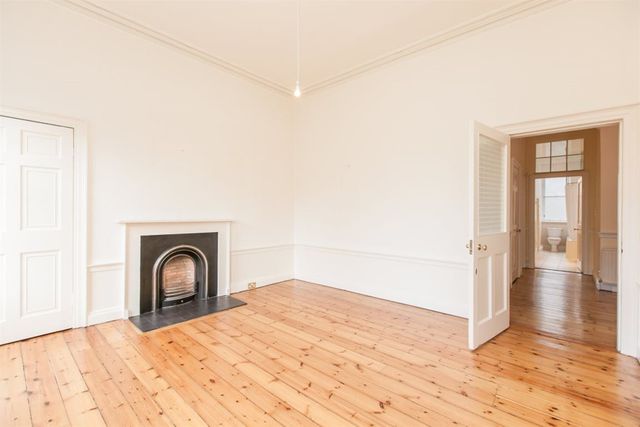  Image of 3 Bedroom Flat to rent at Broughton Edinburgh Edinburgh, EH1 3PA
