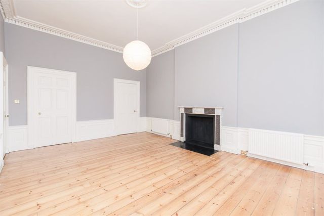  Image of 3 Bedroom Flat to rent at Broughton Edinburgh Edinburgh, EH1 3PA