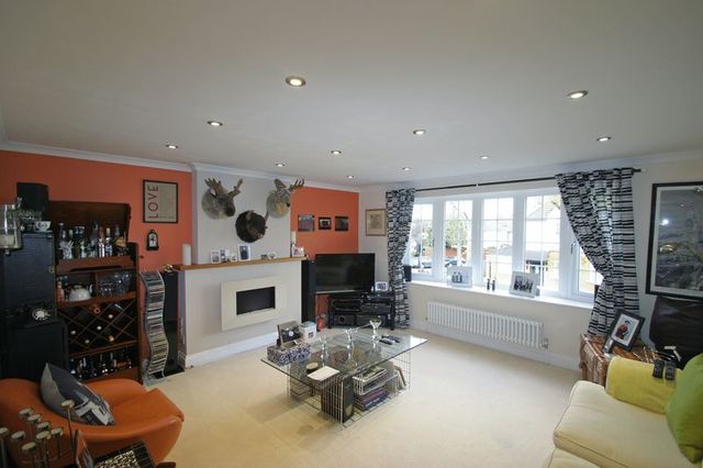 Image of 4 Bedroom Houses for sale at Hoppers Road Winchmore Hill Winchmore Hill, N21 3LP
