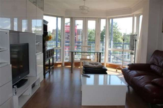  Image of 4 Bedroom Detached to rent at Kingston upon Thames, KT2 5BF