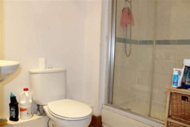  Image of 4 Bedroom Detached to rent at Kingston upon Thames, KT2 5BF