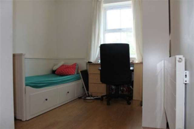  Image of 4 Bedroom Detached to rent at Kingston upon Thames, KT2 5BF