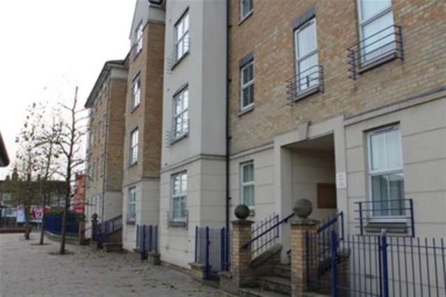  Image of 4 Bedroom Detached to rent at Kingston upon Thames, KT2 5BF