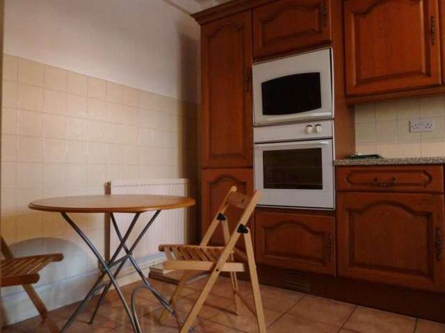  Image of 2 Bedroom Flat to rent at Kingston Upon Thames Surrey, KT1 3PB