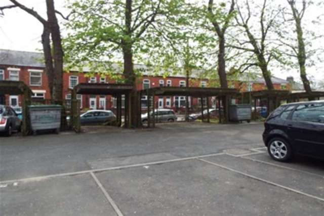  Image of 2 Bedroom Flat to rent at Manchester, M28 3JA