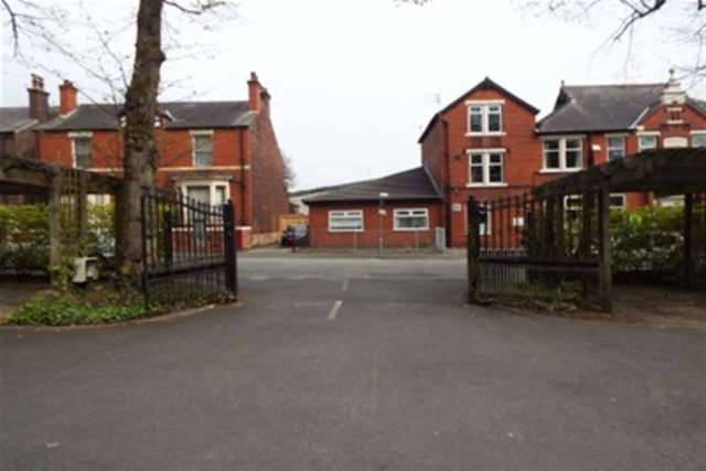  Image of 2 Bedroom Flat to rent at Manchester, M28 3JA