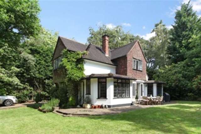  Image of 4 Bedroom Detached to rent at Weybridge, KT13 0QB