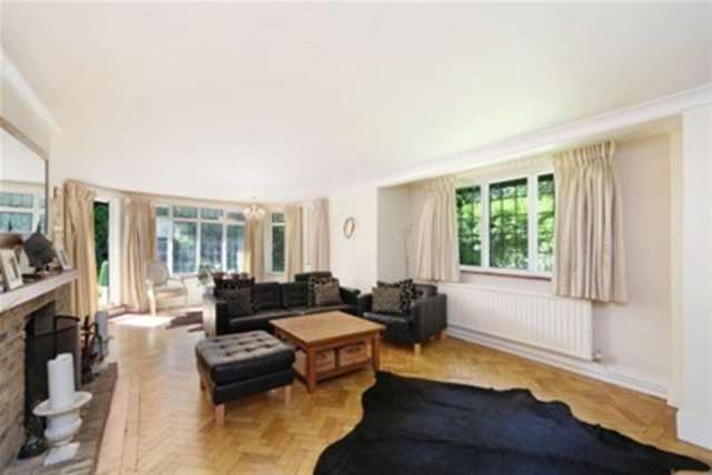  Image of 4 Bedroom Detached to rent at Weybridge, KT13 0QB