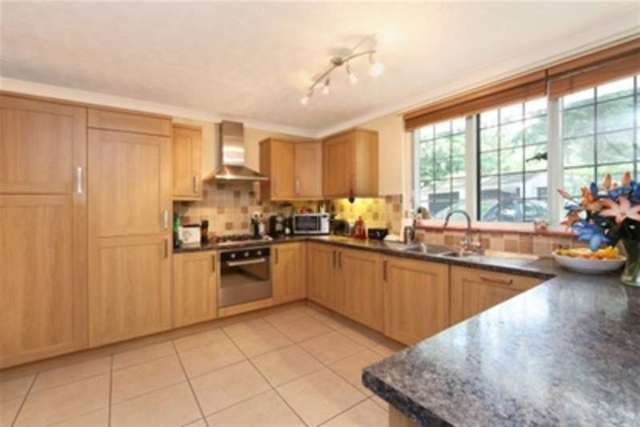  Image of 4 Bedroom Detached to rent at Weybridge, KT13 0QB