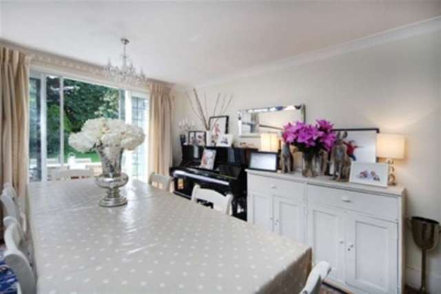  Image of 4 Bedroom Detached to rent at Weybridge, KT13 0QB
