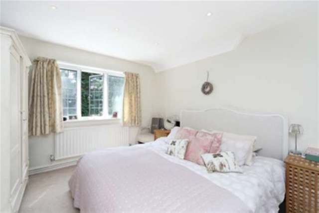  Image of 4 Bedroom Detached to rent at Weybridge, KT13 0QB
