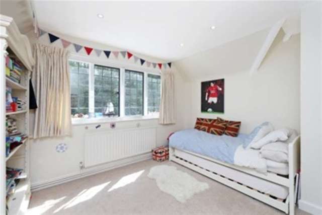  Image of 4 Bedroom Detached to rent at Weybridge, KT13 0QB