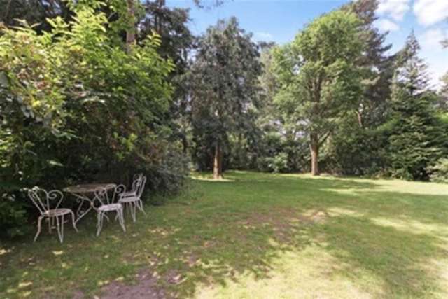  Image of 4 Bedroom Detached to rent at Weybridge, KT13 0QB
