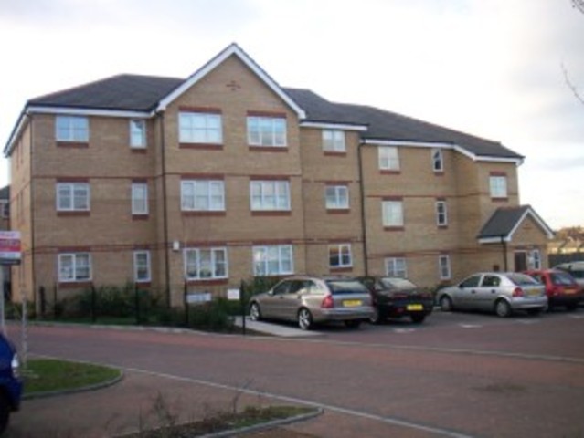  Image of 2 Bedroom Flat to rent at Pickard Close  London, N14 6JF