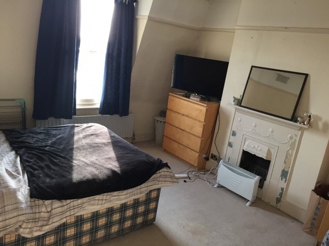  Image of 3 Bedroom Flat to rent at Streatham, SW16 3QF