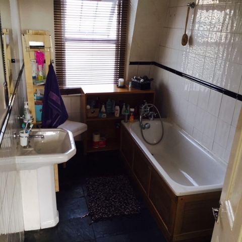  Image of 3 Bedroom Flat to rent at Streatham, SW16 3QF