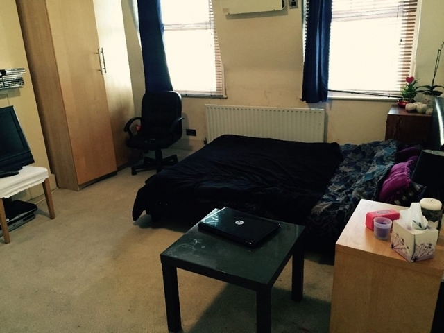  Image of 3 Bedroom Flat to rent at Streatham, SW16 3QF