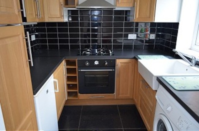  Image of 1 Bedroom Flat to rent at Wellington Road  Bush Hill Park, EN1 2RL