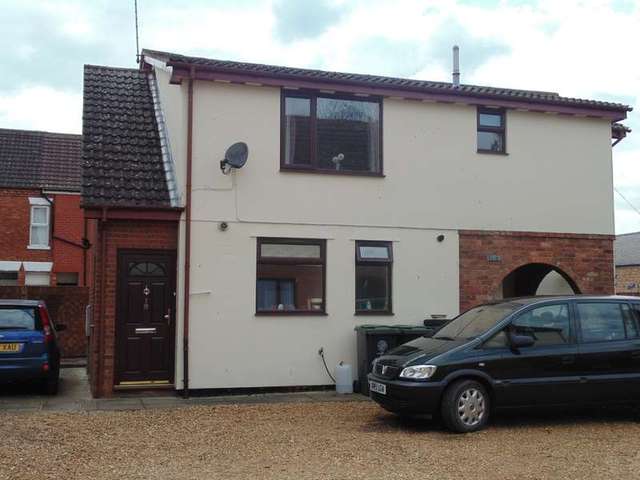  Image of 2 Bedroom Maisonette to rent at Higham Northamptonshire Higham Ferrers, NN10 8AX