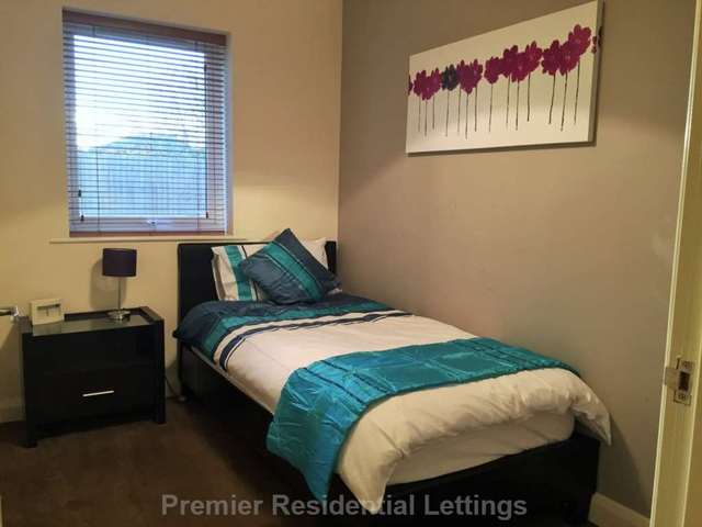  Image of 2 Bedroom Apartment to rent at Radcliffe Manchester, M26 2WB