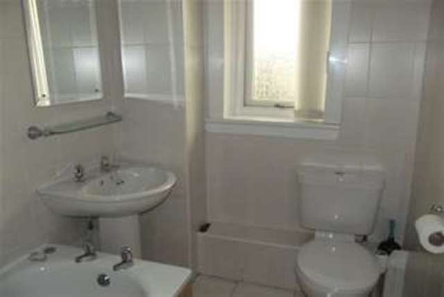  Image of 3 Bedroom Flat to rent at Glasgow, G42 0DF