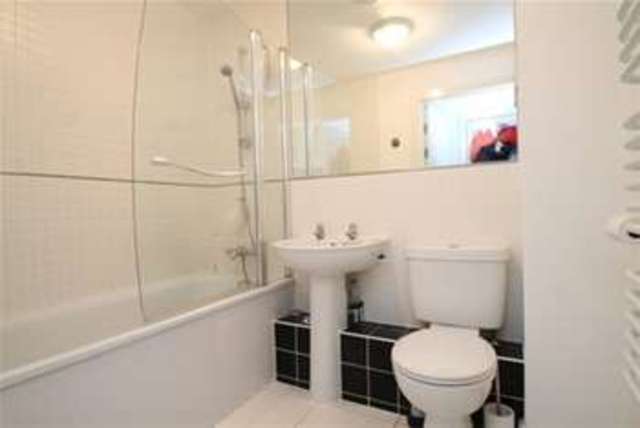  Image of 2 Bedroom Flat to rent at London, SE10 8ED