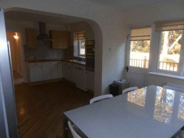  Image of 5 Bedroom Detached to rent at Burgh Heath Road  Epsom, KT17 4LJ