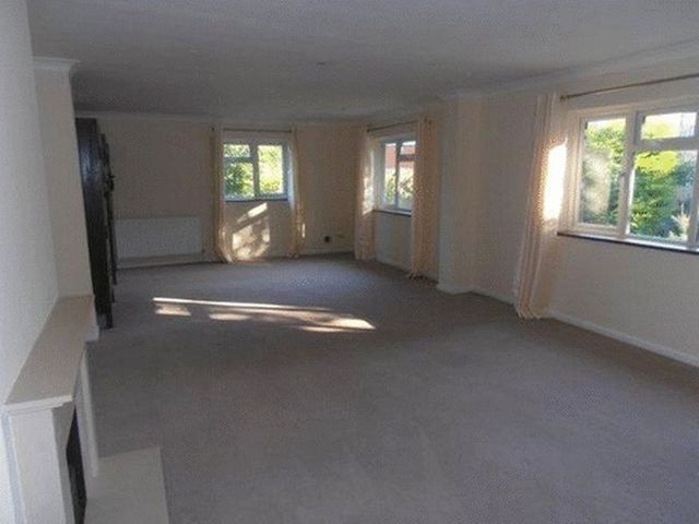  Image of 5 Bedroom Detached to rent at Burgh Heath Road  Epsom, KT17 4LJ