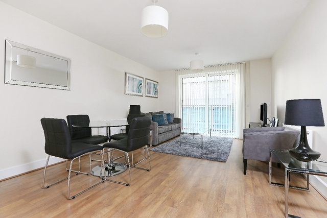  Image of 2 Bedroom Flat to rent at Glenthorne Road  London, W6 0JY
