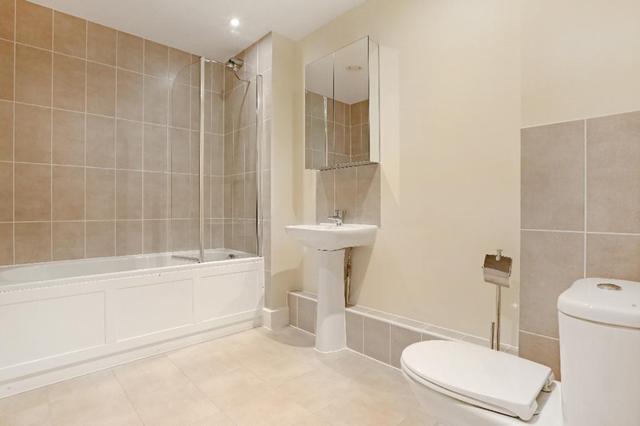  Image of 2 Bedroom Flat to rent at Glenthorne Road  London, W6 0JY