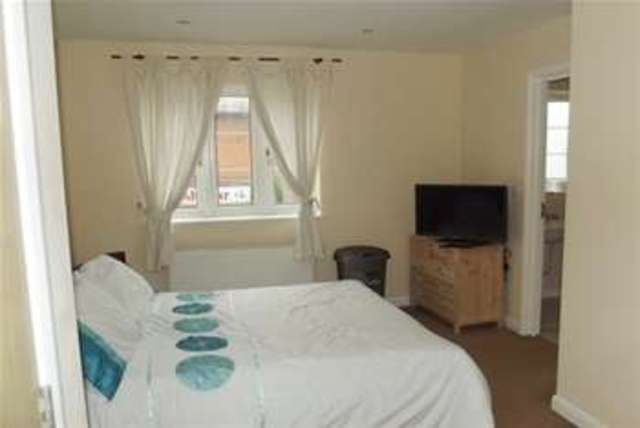  Image of 1 Bedroom Flat to rent at Addlestone, KT15 1TU