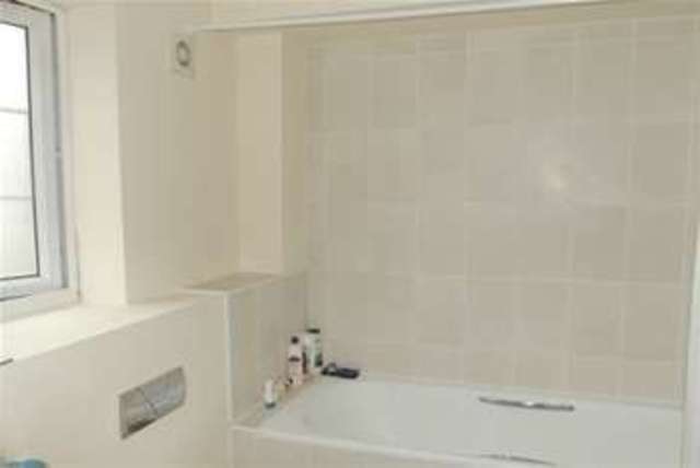  Image of 1 Bedroom Flat to rent at Addlestone, KT15 1TU