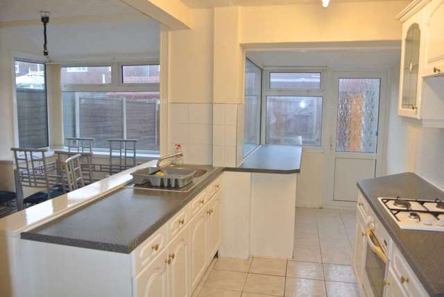  Image of 3 Bedroom Terraced to rent at Ivy Avenue  Blackpool, FY4 3QF