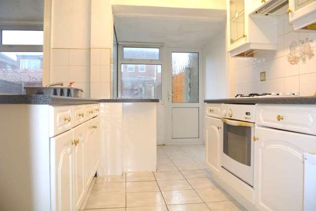  Image of 3 Bedroom Terraced to rent at Ivy Avenue  Blackpool, FY4 3QF