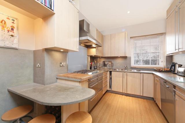  Image of 3 Bedroom Flat to rent at Lansdowne Road  London, W11 3AG
