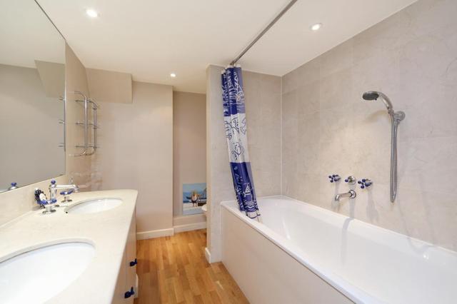  Image of 3 Bedroom Flat to rent at Lansdowne Road  London, W11 3AG