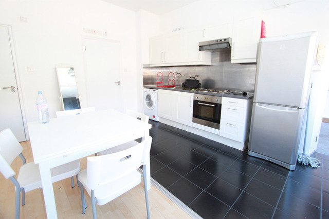  Image of 3 Bedroom Apartment to rent at London Haggerston, E2 8HN
