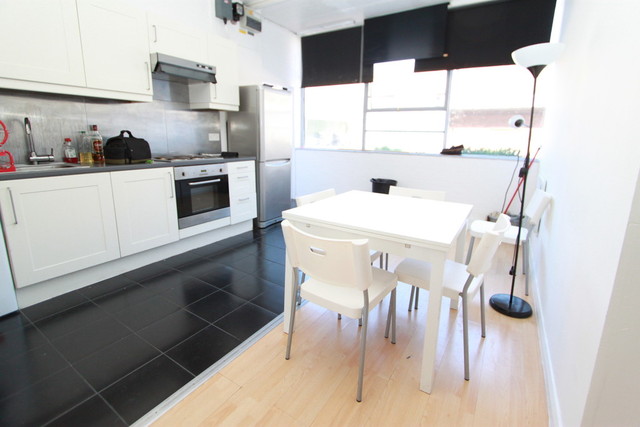  Image of 3 Bedroom Apartment to rent at London Haggerston, E2 8HN